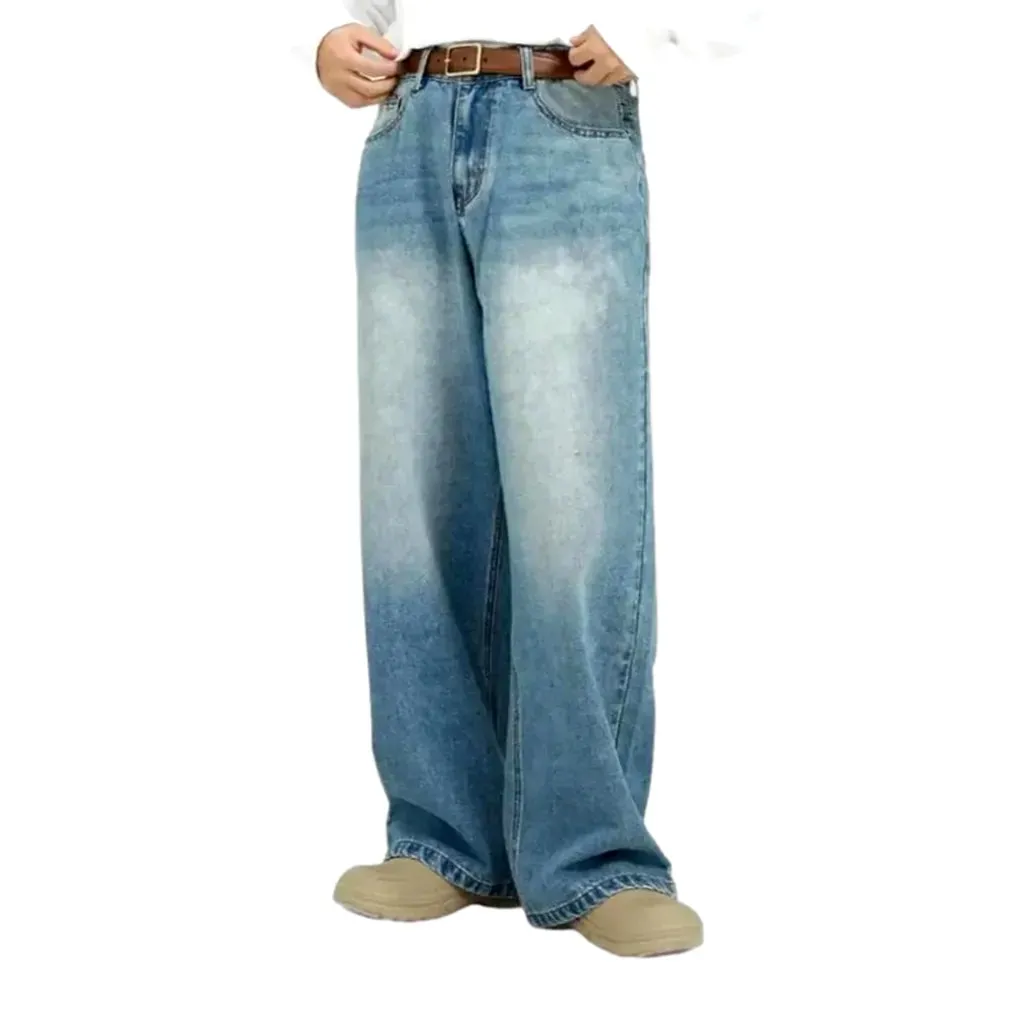 Fashionable baggy-fit 90s men's jeans